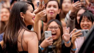 Selena Gomez Menyapa Penggemar di Acara Filantropi