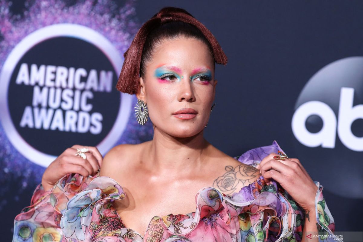 Halsey Tampil Memukau di Festival Musik Internasional